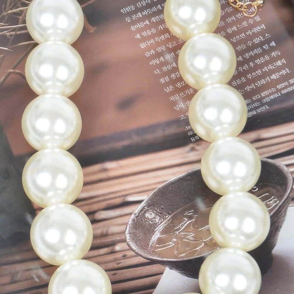 Big Round Pearl Necklace - Picture 3 of 3